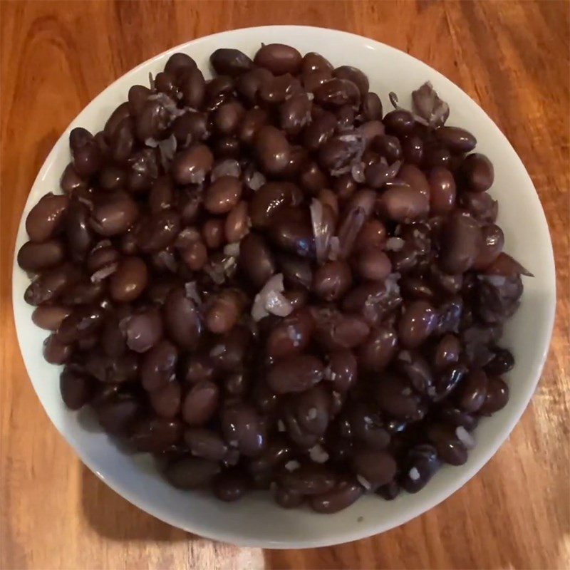 Step 2 Boil the mung beans for vegetarian coconut cake