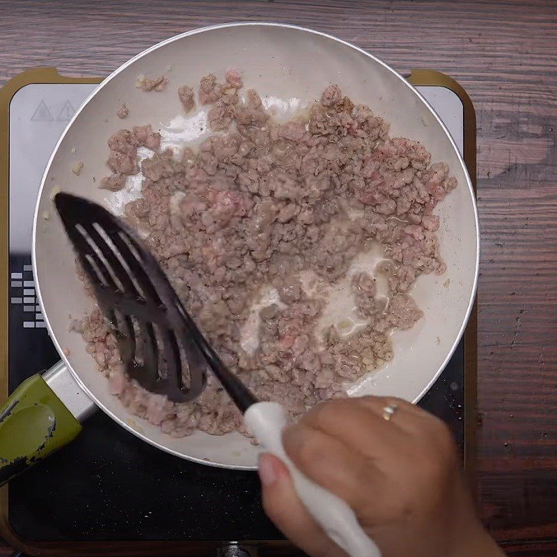 Step 4 Boil mung beans and stir-fry pork for Southern pancakes from ready-made flour