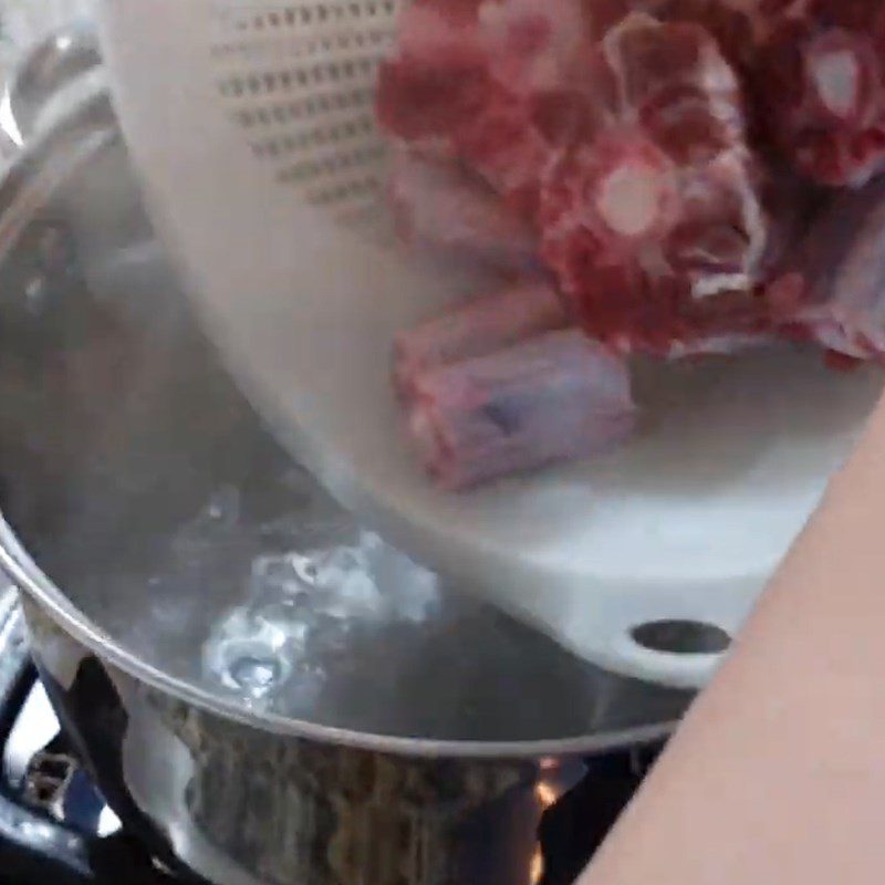 Step 2 Boil the oxtail for braised oxtail with lotus seeds