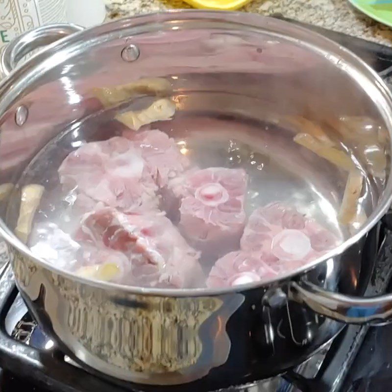 Step 2 Boil the oxtail for braised oxtail with lotus seeds