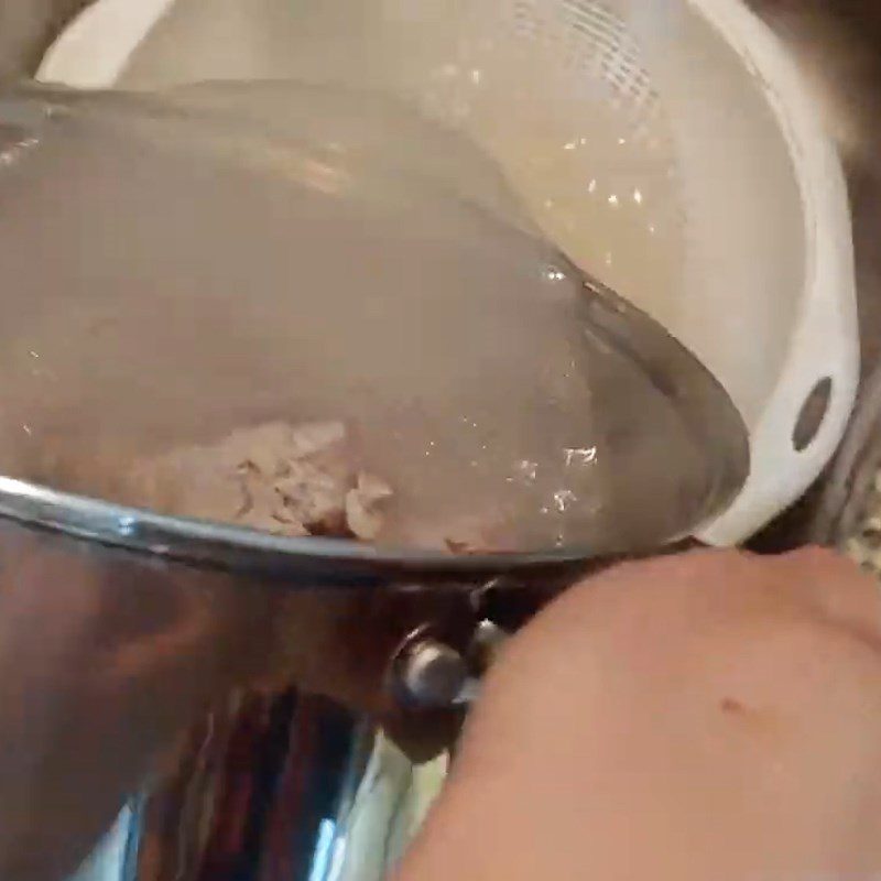 Step 2 Boil the oxtail for braised oxtail with lotus seeds