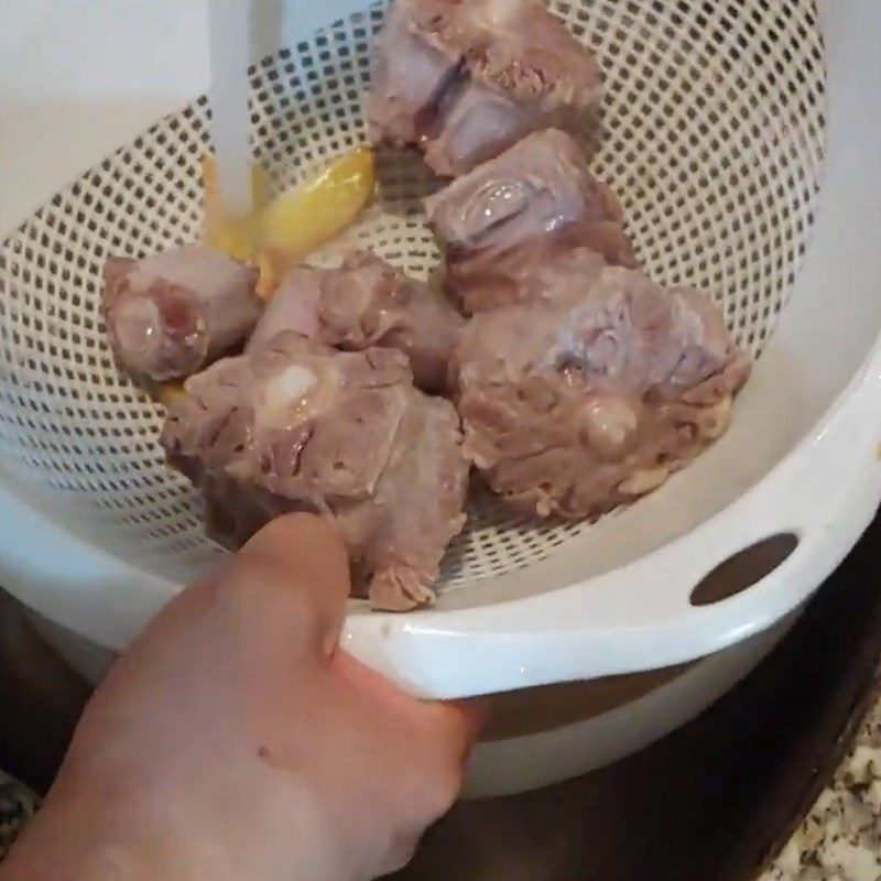 Step 2 Boil the oxtail for braised oxtail with lotus seeds