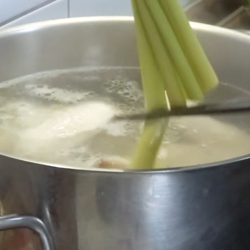 Step 2 Boil the chicken for Spicy Chicken Noodles