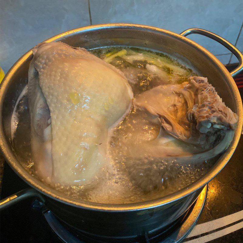 Step 1 Boil the chicken Hainanese Chicken Rice (recipe shared by a user)