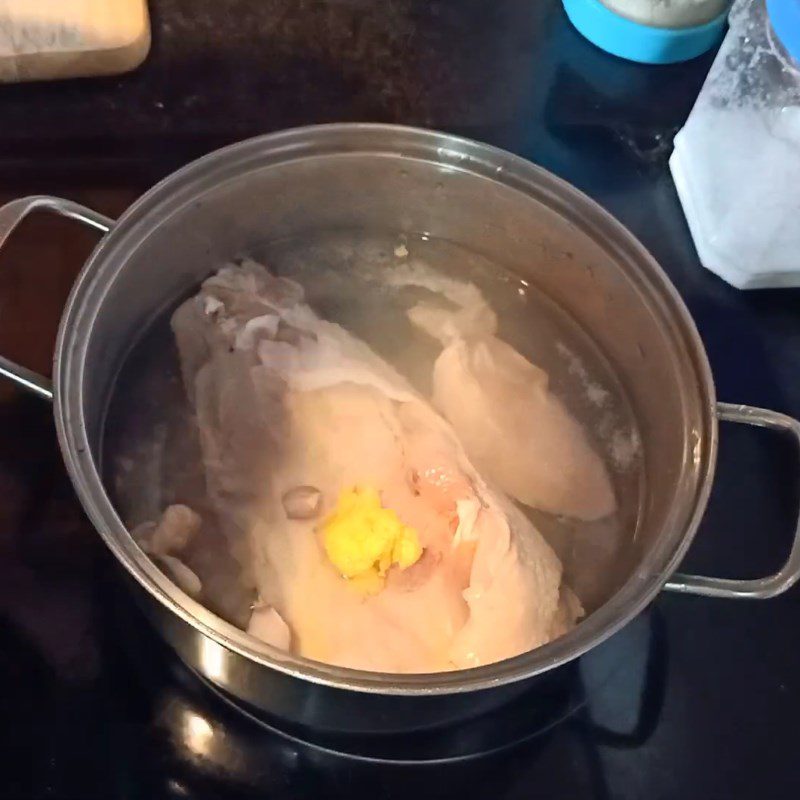 Step 2 Boil the chicken for chicken mushroom porridge