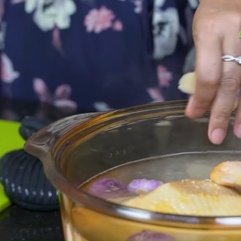 Step 2 Boil chicken Ginger mushroom chicken porridge