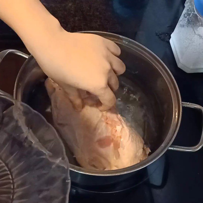 Step 2 Boil the chicken for chicken mushroom porridge