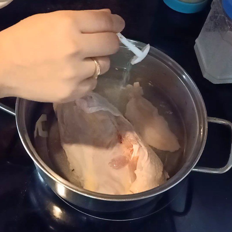 Step 2 Boil the chicken for chicken mushroom porridge