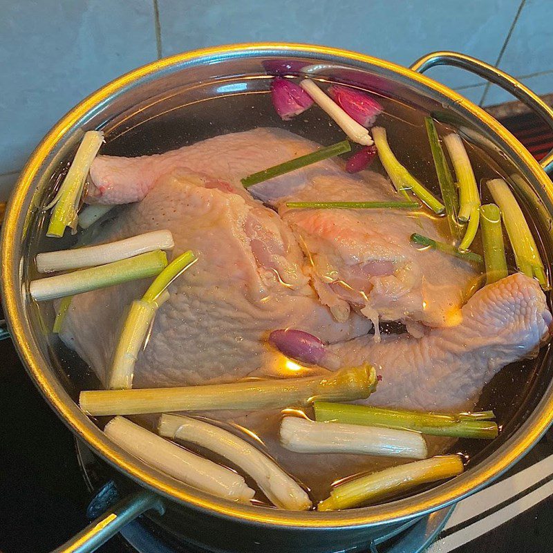 Step 1 Boil the chicken Hainanese Chicken Rice (recipe shared by a user)