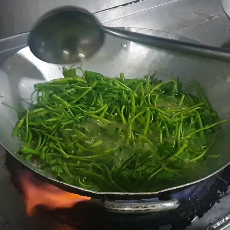 Step 4 Boil crab and water spinach Crab and water spinach hot pot