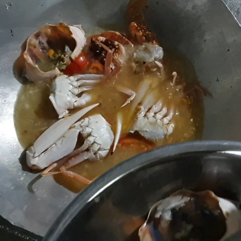 Step 4 Boil crab and water spinach Crab and water spinach hot pot