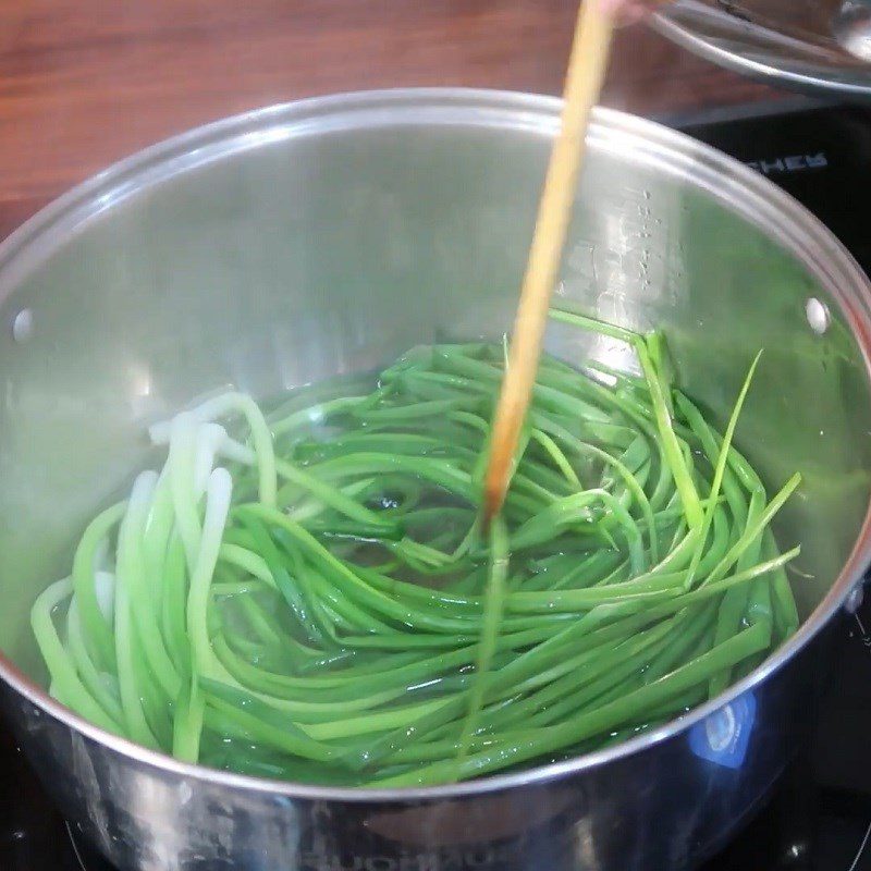 Step 3 Boil the scallions Shrimp wrapped in scallions