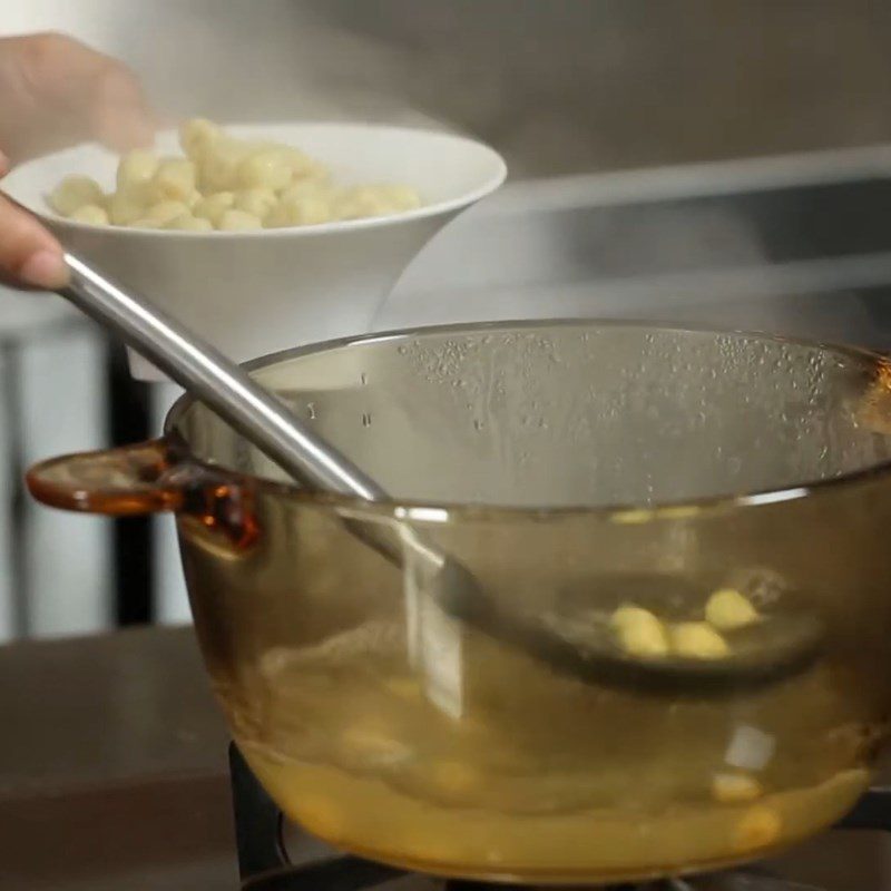 Step 2 Boil the lotus seeds Sticky rice with chicken and lotus leaves stir-fried chicken