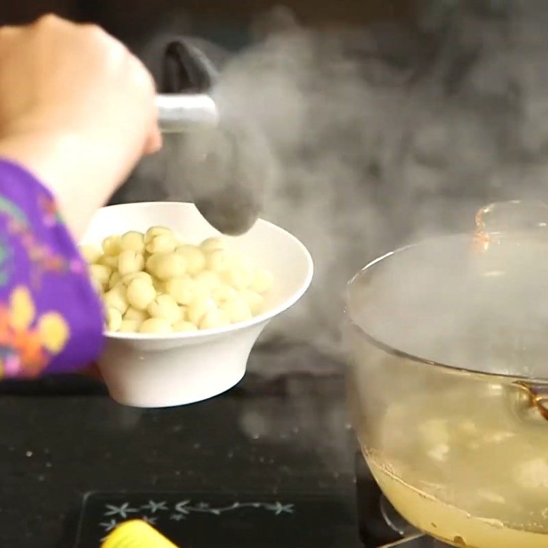 Step 2 Boil the lotus seeds Sticky rice with chicken and lotus leaves stir-fried chicken