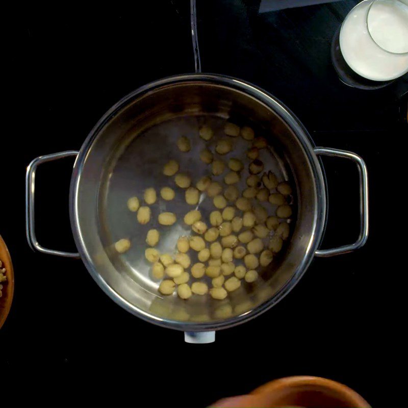 Step 1 Boil lotus seeds Sticky rice with lotus seeds and chicken fat