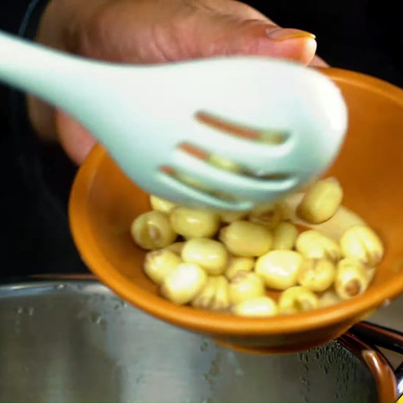 Step 1 Boil lotus seeds Sticky rice with lotus seeds and chicken fat