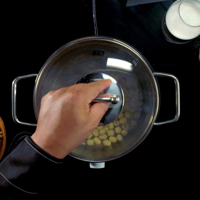 Step 1 Boil lotus seeds Sticky rice with lotus seeds and chicken fat