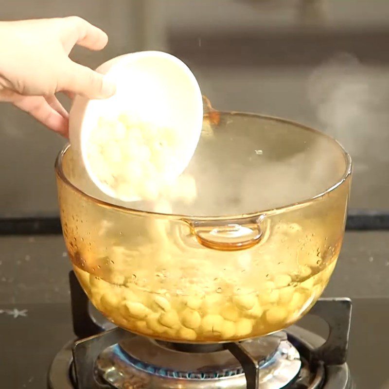 Step 2 Boil the lotus seeds Sticky rice with chicken and lotus leaves stir-fried chicken