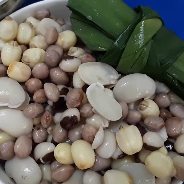 Step 2 Boil the mixed beans for coconut water dessert