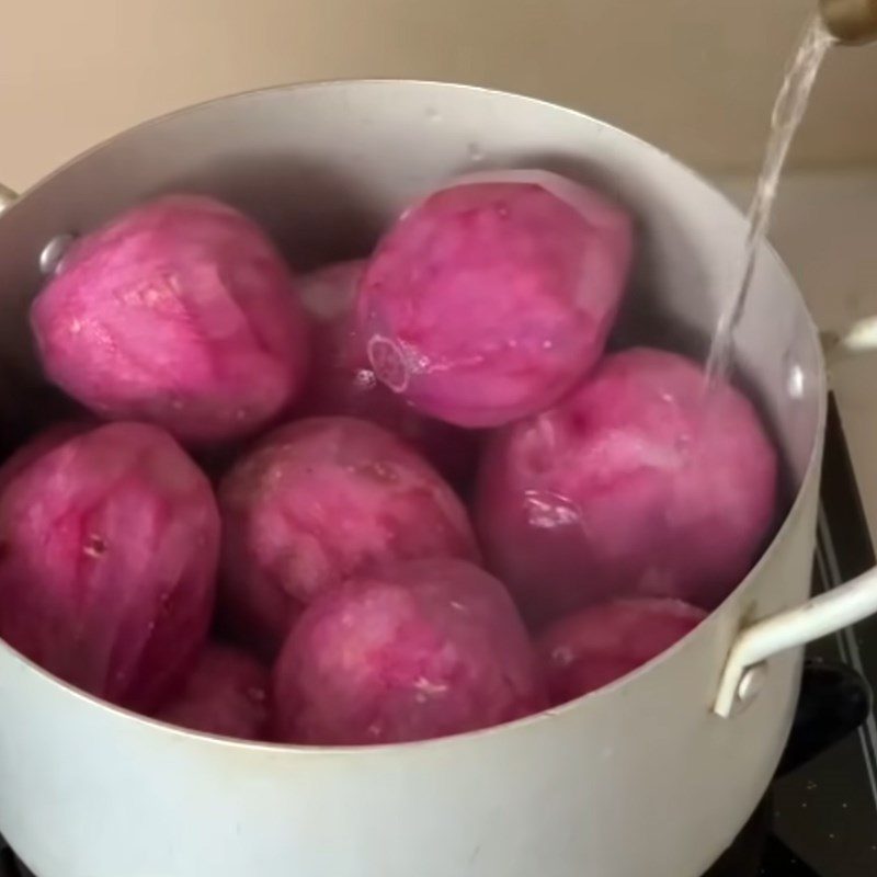 Step 2 Boil the sweet potatoes Hue purple sweet potato dessert