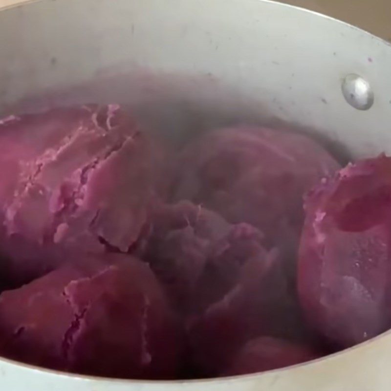 Step 2 Boil the sweet potatoes Hue purple sweet potato dessert