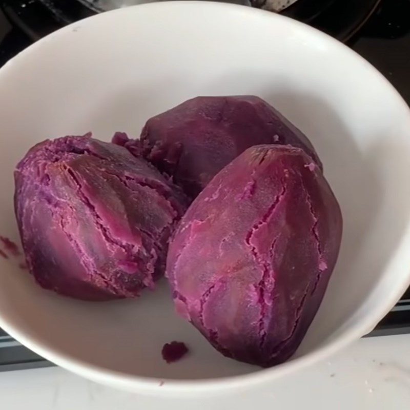 Step 2 Boil the sweet potatoes Hue purple sweet potato dessert