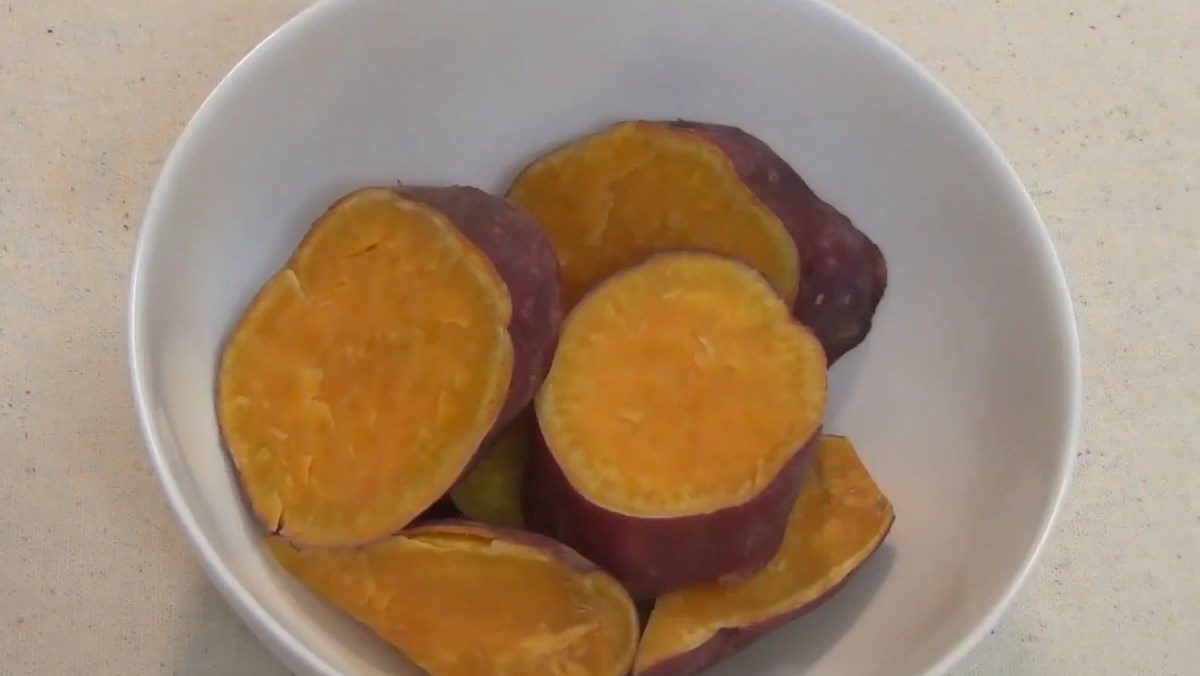 Steaming sweet potatoes in the microwave (with water)