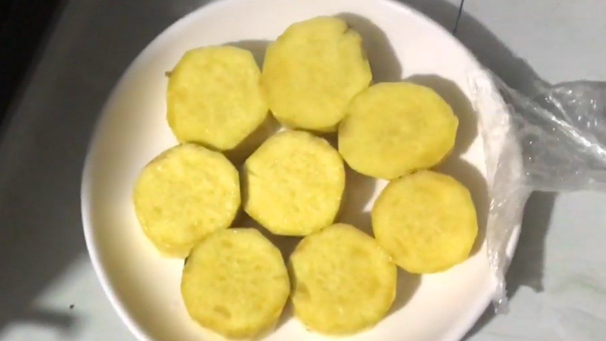 Boiling sweet potatoes in the microwave (without adding water)