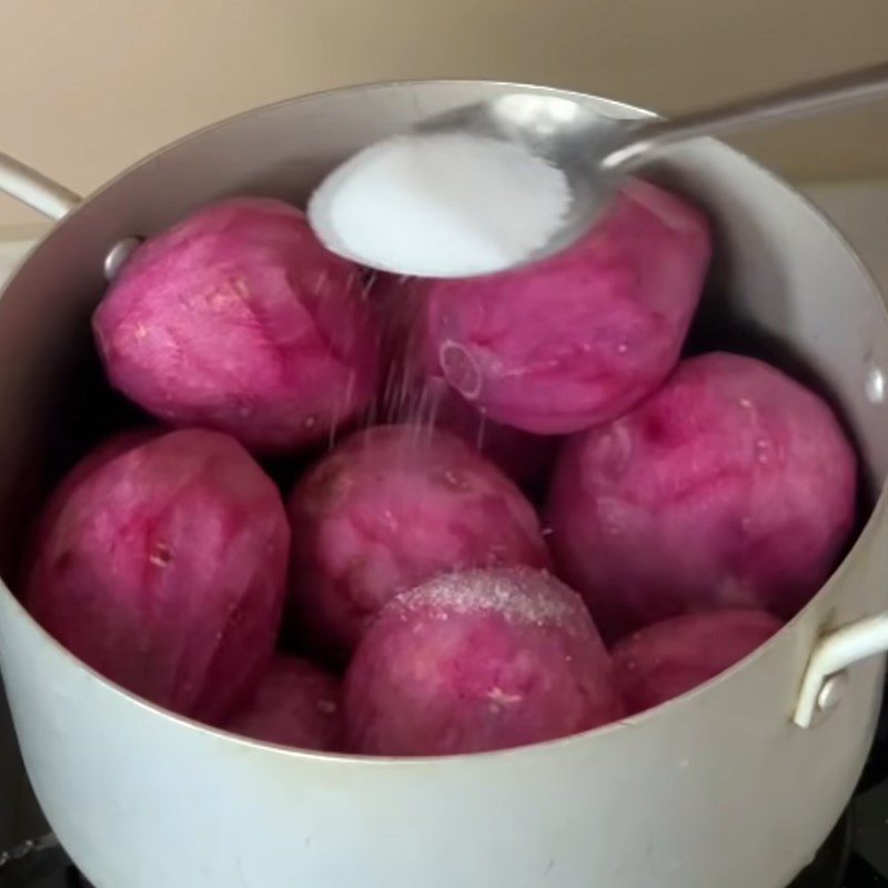 Step 2 Boil the sweet potatoes Hue purple sweet potato dessert