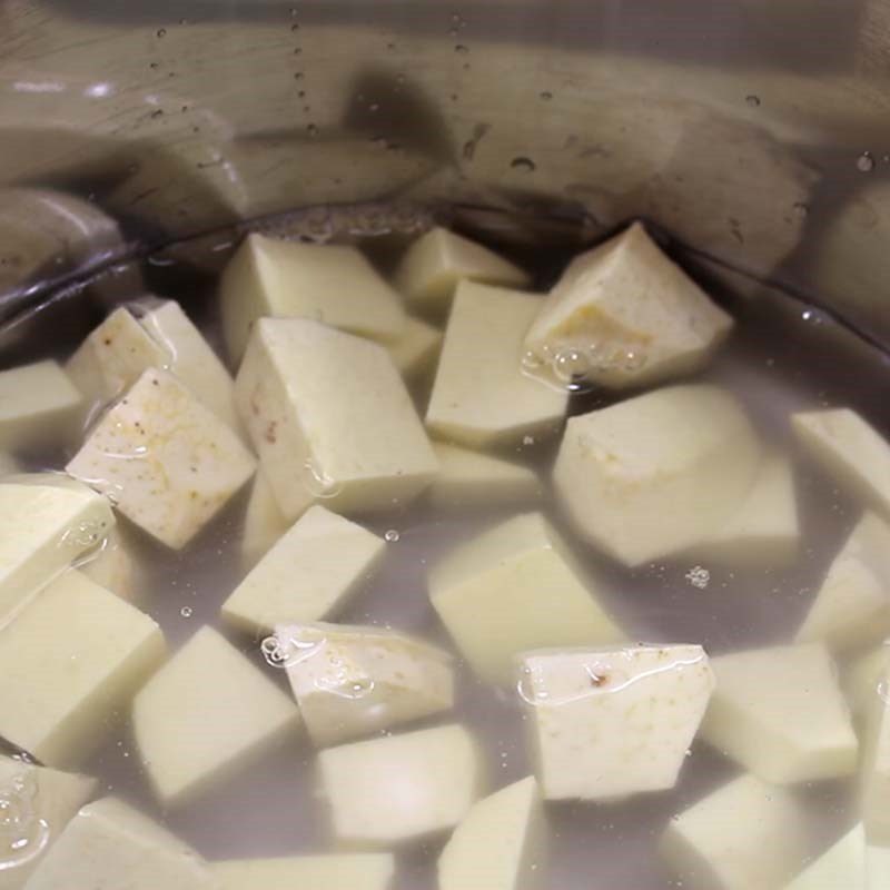 Step 2 Boil taro Taro buns without filling