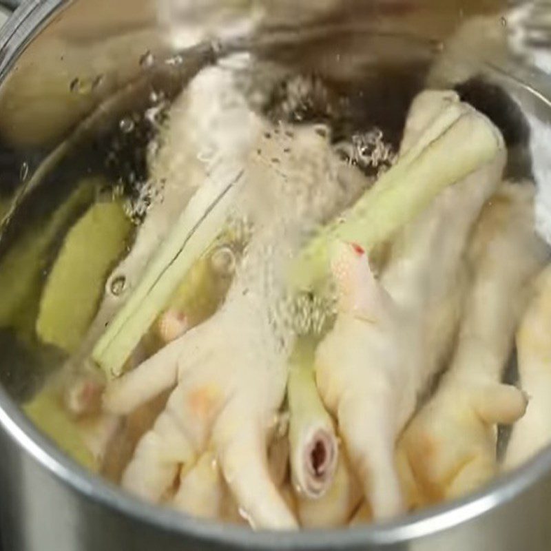 Step 3 Reboil chicken feet Chicken feet boiled with golden turmeric