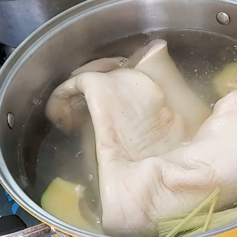 Step 2 Boil beef intestines with papaya Boiled beef intestines