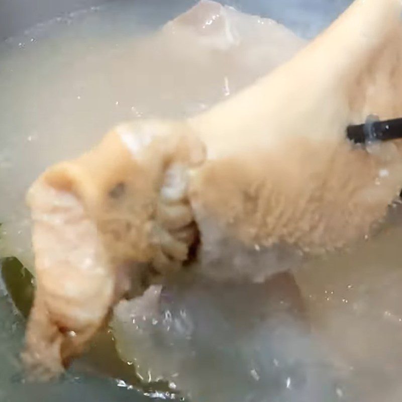 Step 2 Boil beef intestines with papaya Boiled beef intestines