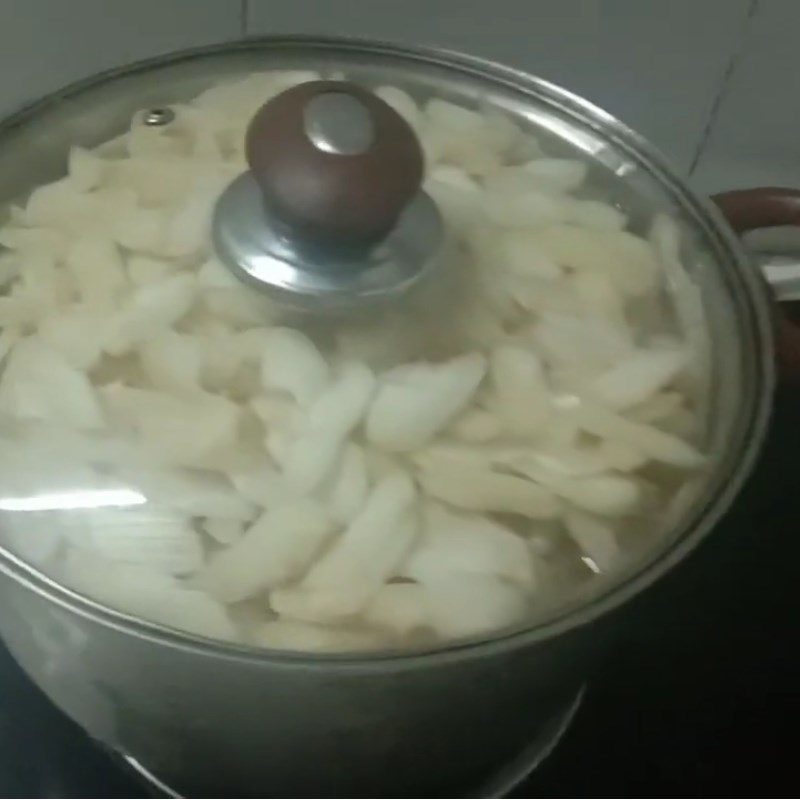 Step 2 Boil the plums and marinate with sugar for Southern Plum Jam