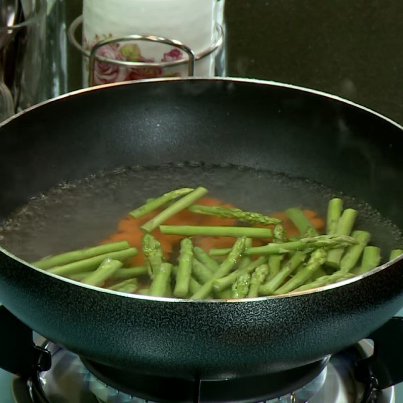 Step 2 Boil asparagus and carrots for steamed asparagus