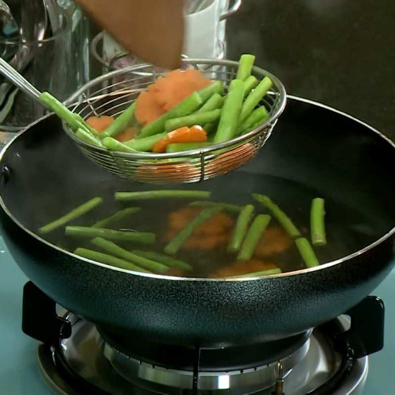 Step 2 Boil asparagus and carrots for steamed asparagus