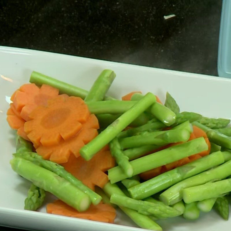 Step 2 Boil asparagus and carrots for steamed asparagus