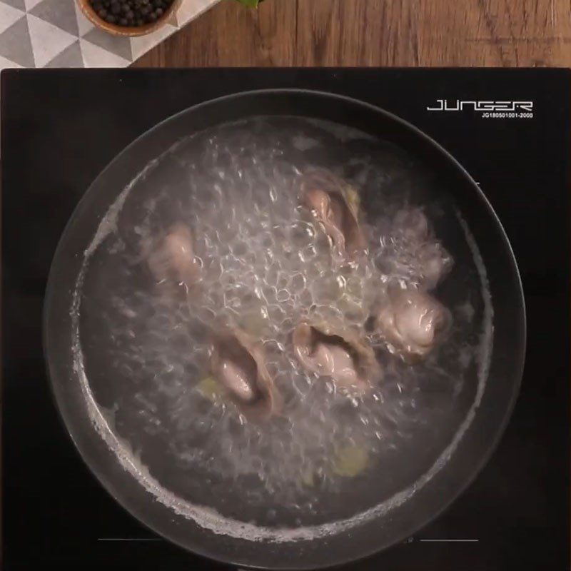 Step 2 Boil chicken gizzards for stir-fried chicken gizzards with butterfly pea flowers
