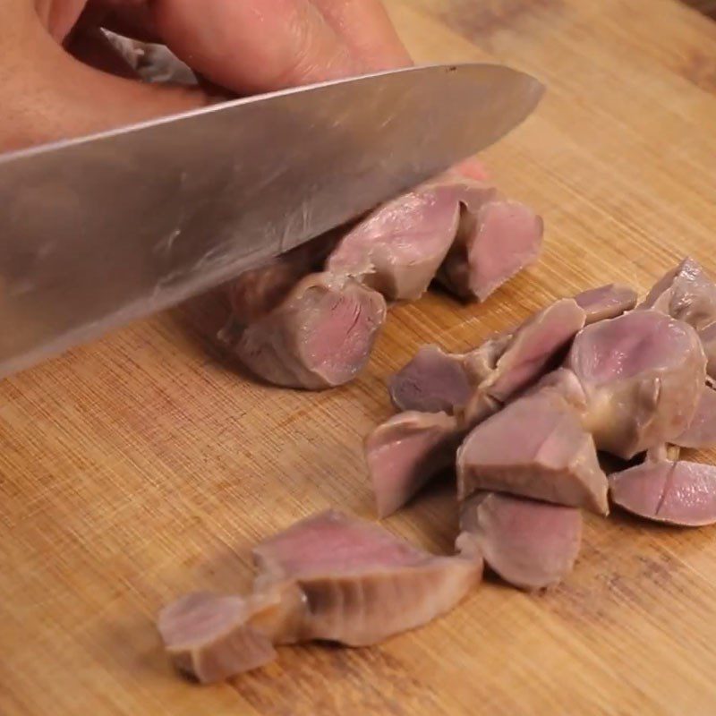 Step 2 Boil chicken gizzards for stir-fried chicken gizzards with butterfly pea flowers