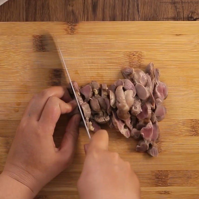 Step 2 Boil chicken gizzards for stir-fried chicken gizzards with butterfly pea flowers