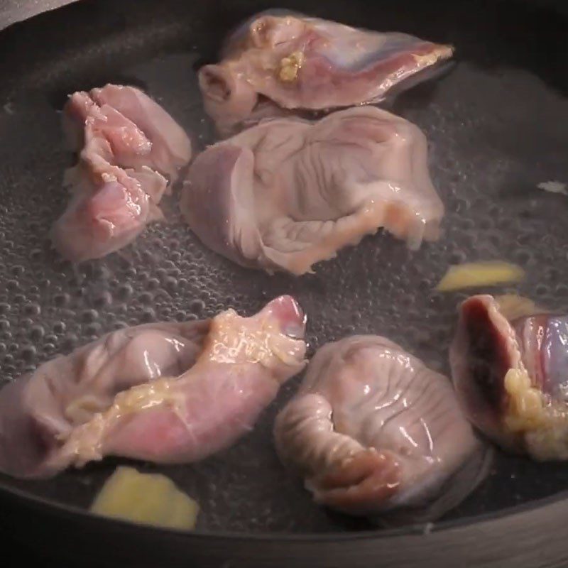 Step 2 Boil chicken gizzards for stir-fried chicken gizzards with butterfly pea flowers