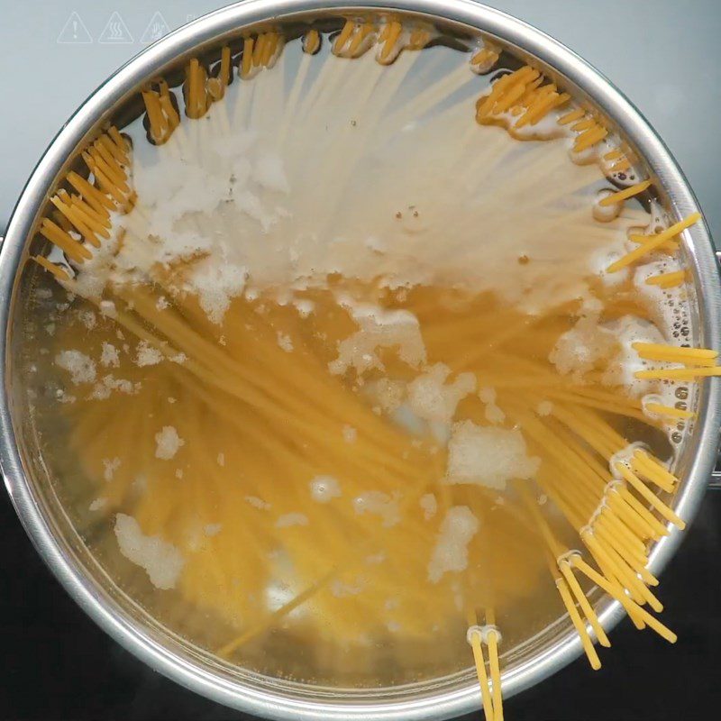 Step 1 Boil the spaghetti Spaghetti with Ground Beef Sauce (using ready-made spaghetti sauce)