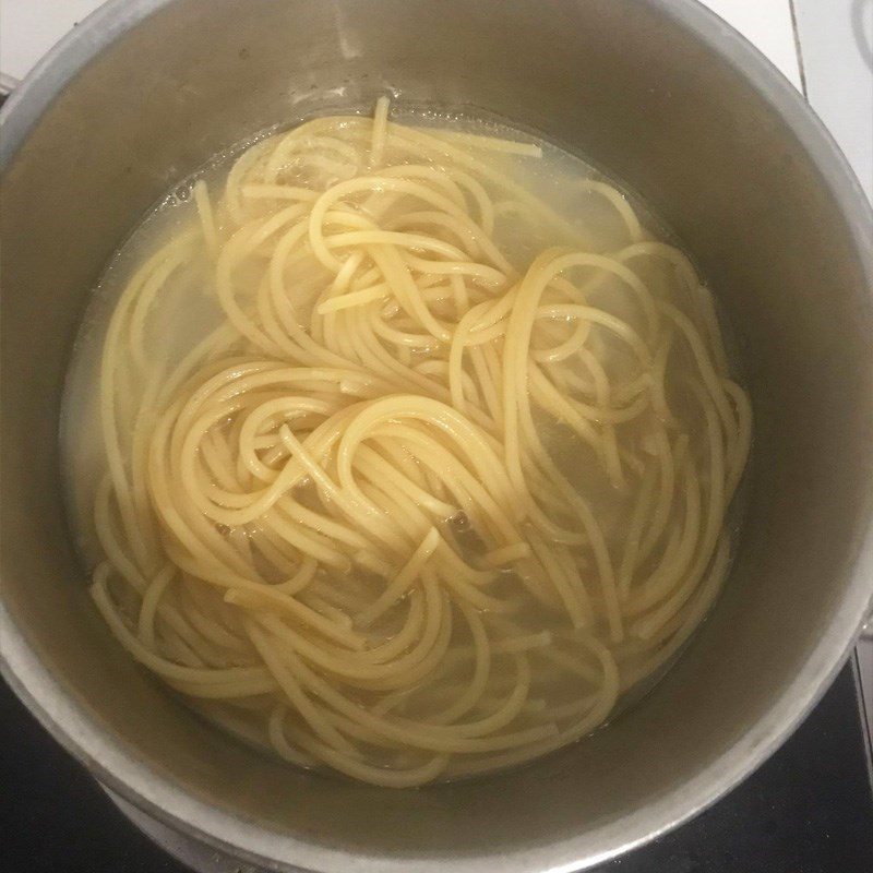 Step 2 Boil Spaghetti Spaghetti with minced beef tomato sauce (recipe shared by user)