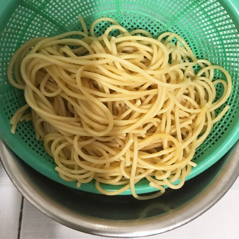 Step 2 Boil Spaghetti Spaghetti with minced beef tomato sauce (recipe shared by user)