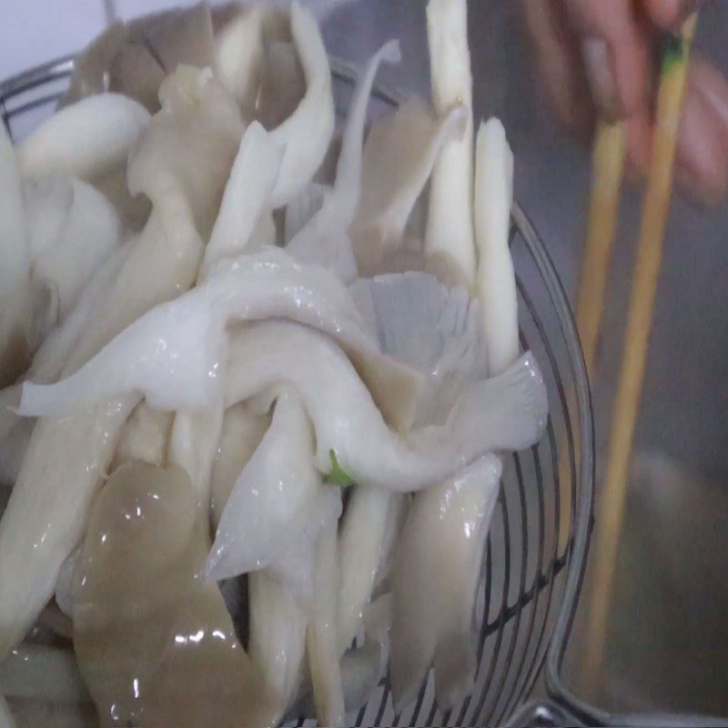 Step 4 Boil mushrooms and noodles Vegetarian noodle soup