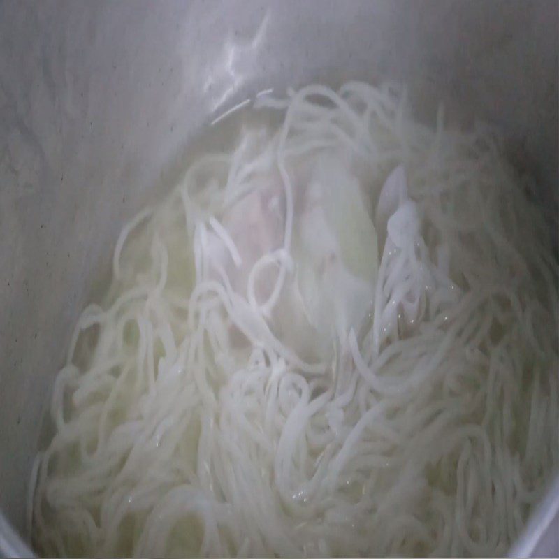 Step 4 Boil mushrooms and noodles Vegetarian noodle soup