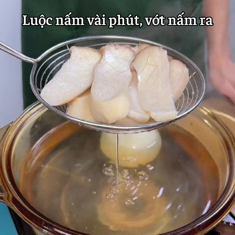 Step 2 Boil tofu skin with chicken thigh mushrooms