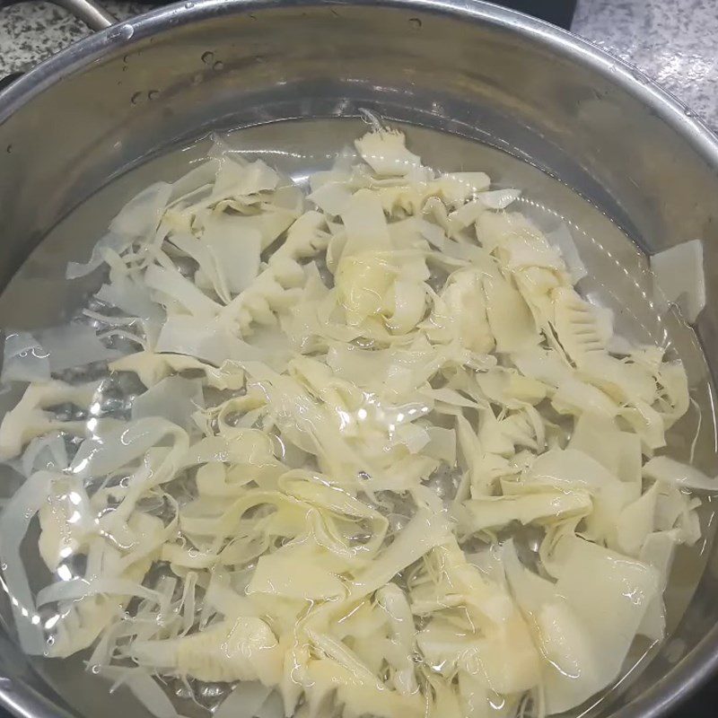 Step 2 Boil the goose and sour bamboo shoots Noodle with goose