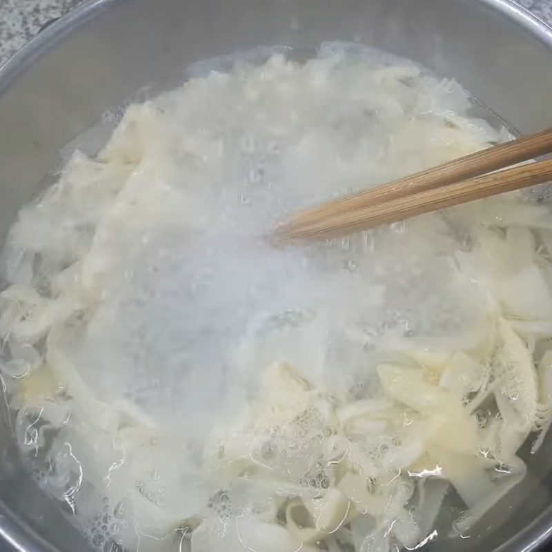 Step 2 Boil the goose and sour bamboo shoots Noodle with goose