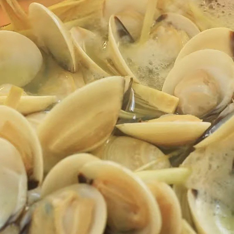 Step 2 Boil the Clams for Sour Soup with Clams and Tofu